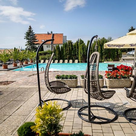 Vinosseum Bor- Es Apartmanhaz Sopron Exterior foto