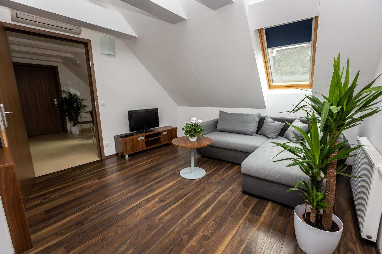 Vinosseum Bor- Es Apartmanhaz Sopron Exterior foto