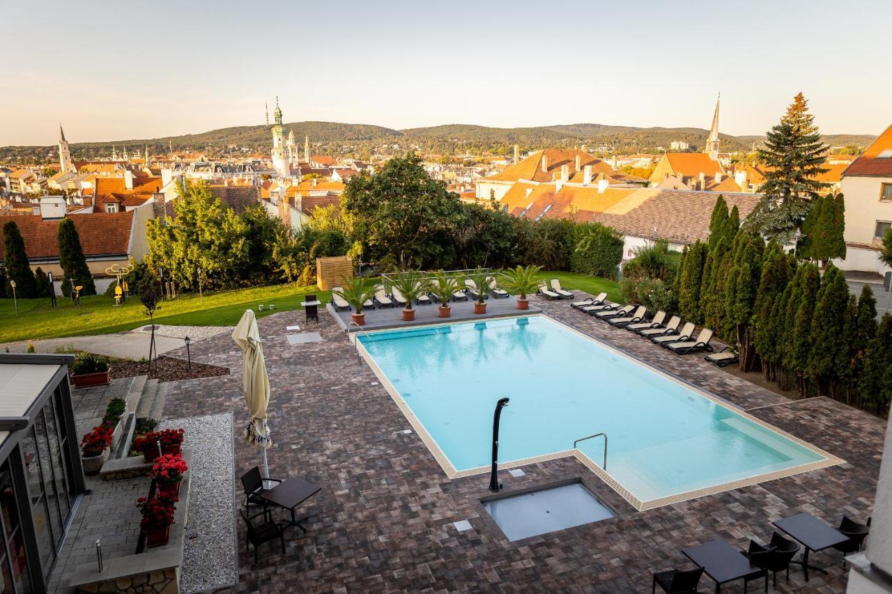 Vinosseum Bor- Es Apartmanhaz Sopron Exterior foto
